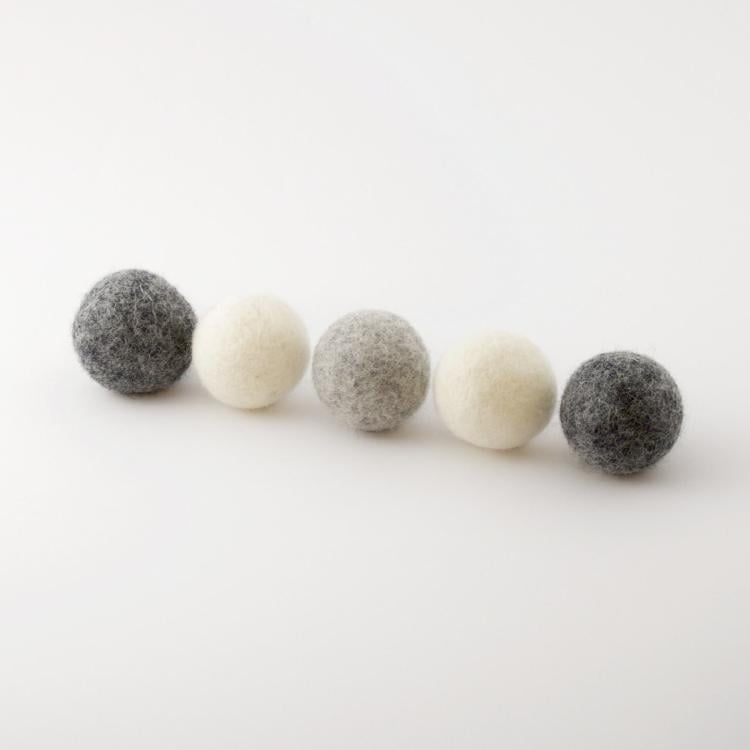 5 Wool balls for cats