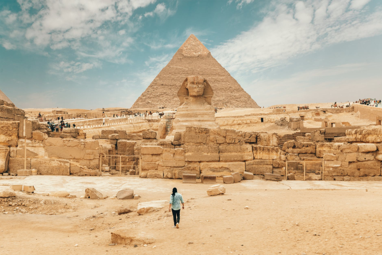 Giza tourist walking towards the great pyramid of Giza