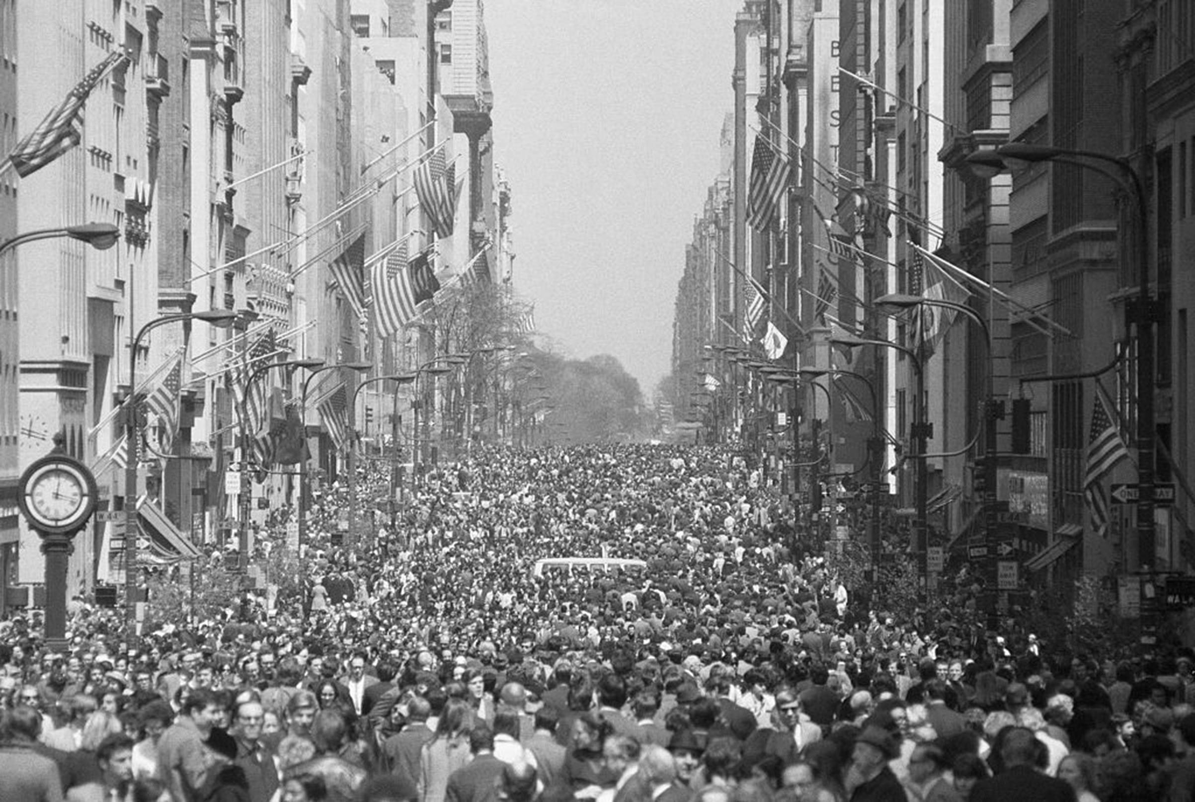 1970 a street filled with people