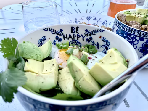 avocado salada in a bowl